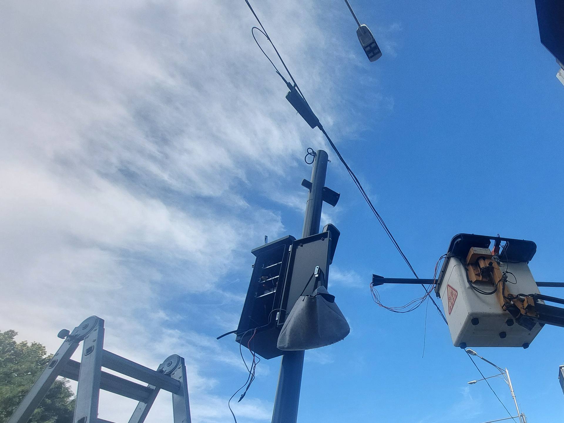 고소작업차를 이용해 도로변 폴에 함체를 설치하는 현장
